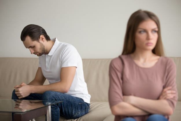 أريد الطلاق ، زوجي لا يريد ذلك: أنا عالق, فماذا علي أن أفعل؟